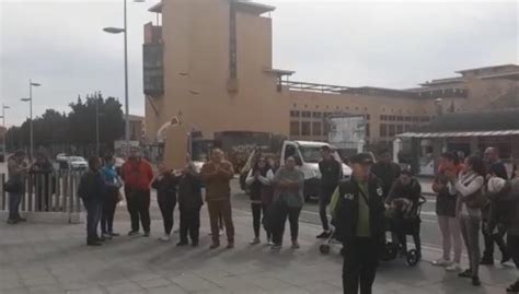 Un Centenar De Personas Se Concentra Al Grito De Asesina Frente A Los