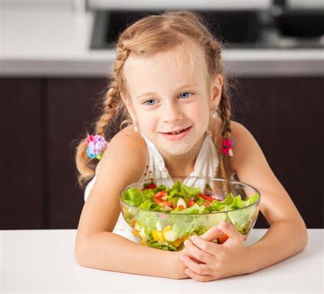 Menina Que Come A Salada Vegetal Foto De Stock Imagem De Lifestyles