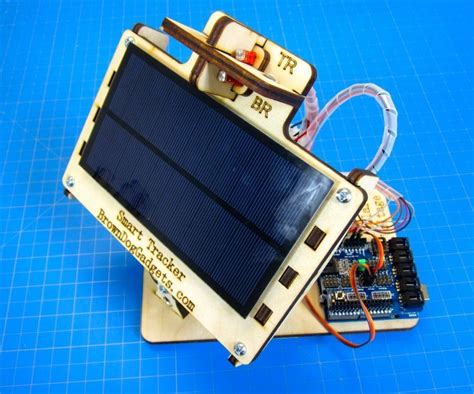 Un Seguidor Solar Simple Que Tiene Ejes Duales Solar Tracker Solar