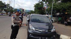 Sembarangan Parkir Puluhan Mobil Milik Anggota Polisi Digembosi