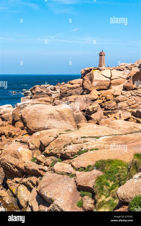 Le phare de Ploumanach des rochers sur la Côte de Granit Rose Côte de