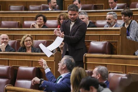 Gabriel Rufián pasa por el escaño de Ortega Smith le deja este papel y