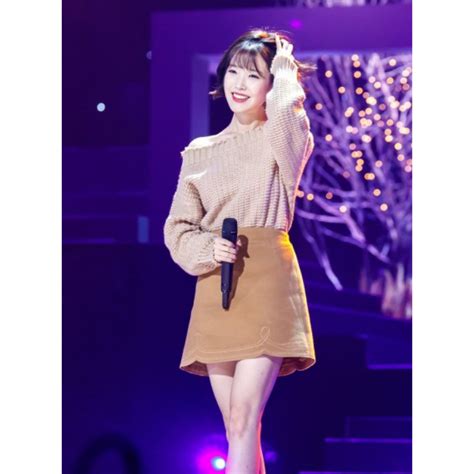 10 Ide Ootd Pakai Sweater Ala Iu Cocok Buat Yang Mungil