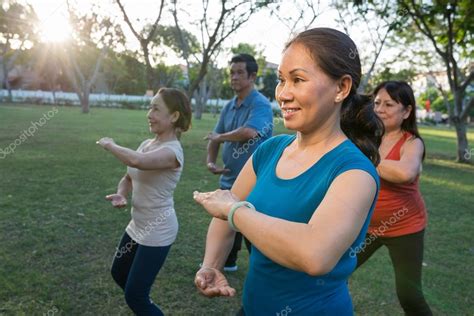 Pictures : tai chi movements | People performing Tai Chi movements ...