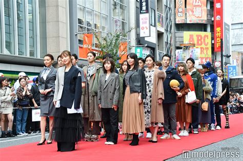 画像425 松岡茉優、渋谷ど真ん中で堂々ランウェイ “渋谷感”ファッションで登場 モデルプレス