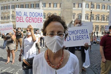 Piazza Montecitorio Flash Mob Per Dire No Alla Legge Contro L Omofobia