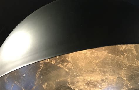 Designerlampe aus Metall Außenseite hat ein einzigartiges Me