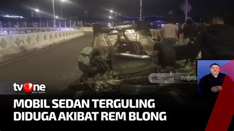 Diduga Alami Rem Blong Mobil Sedan Mewah Hantam Pembatan Jalan Kabar