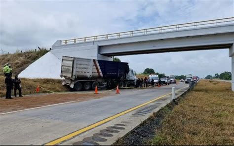 Tráiler arrolla y mata a motociclistas en autopista de Veracruz El