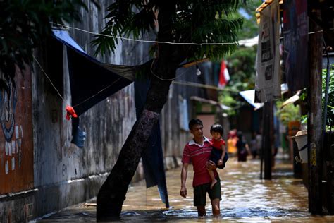 Hujan Deras Di Depok Sejumlah Ruas Jalan Lumpuh Karena Banjir