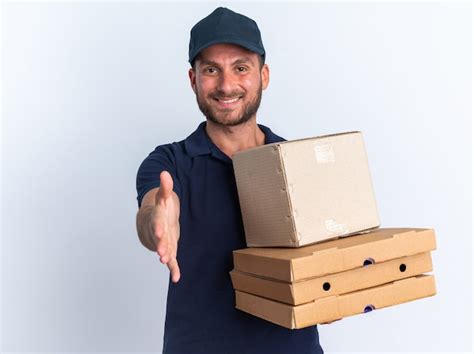 Repartidor Cauc Sico Joven Sonriente En Uniforme Azul Y Gorra