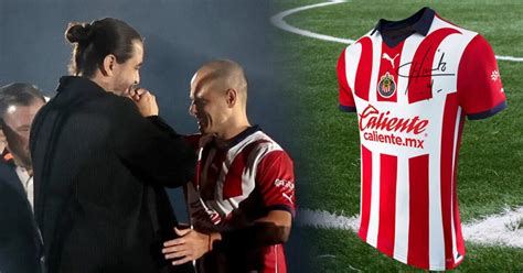 Fichó a Chicharito para vender jerseys con Chivas La contundente