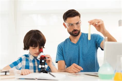 Pai e filho realizam experimentos químicos em casa Foto Premium