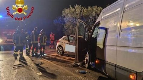 Grave Incidente Nel Barese Frontale Tra Due Auto E Furgone Due Morti