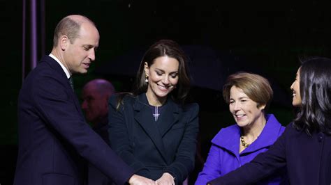 Guillermo Y Kate Middleton Recibidos Por La Lluvia Y Una Gran