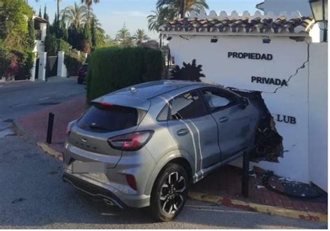 Empotra Su Coche Contra El Muro De Una Urbanizaci N En Marbella Y Se Da