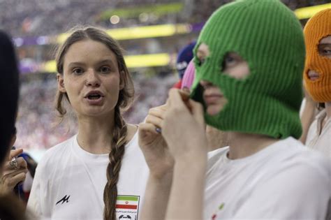 Pussy Riot Protestiert Bei Fu Ball Wm F R Frauen Im Iran Wm In