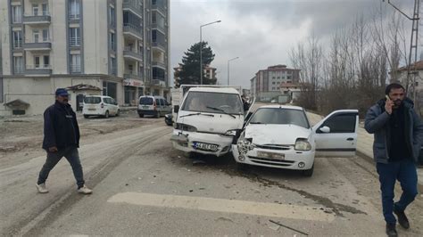 Malatya Da Kamyonetle Otomobilin Arp T Kazada Ki I Yaraland