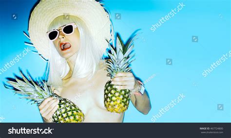 Foto Stok Sexy Girl Pineapple Beach Party Style Edit Sekarang 467724800