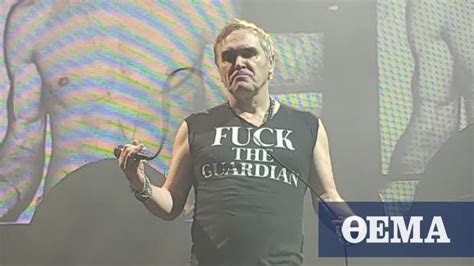 Fuck the Guardian H μπλούζα του Μόρισεϊ σε συναυλία Μαίνεται η κόντρα του με την εφημερίδα