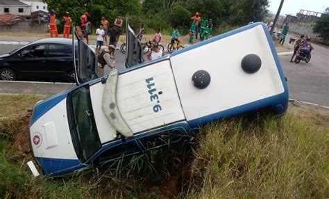 Viatura da PM tomba após ser atacada por criminosos na Bahia