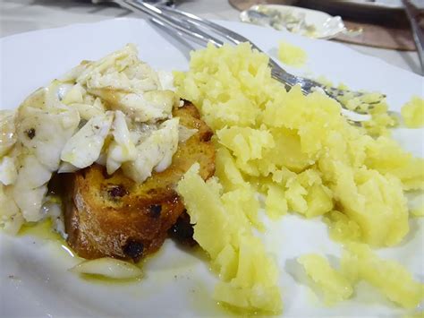 Pregado Grelhado Na Brasa Batata Cozida Esmagada E Broa De Milho