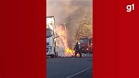 V Deo Carreta Carregada Leite Em P Pega Fogo E Fica Destru Da Na