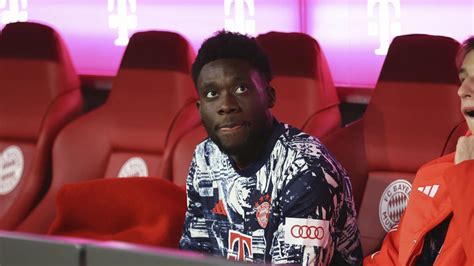 Le Bayern Munich Tape Du Poing Sur La Table Pour Alphonso Davies