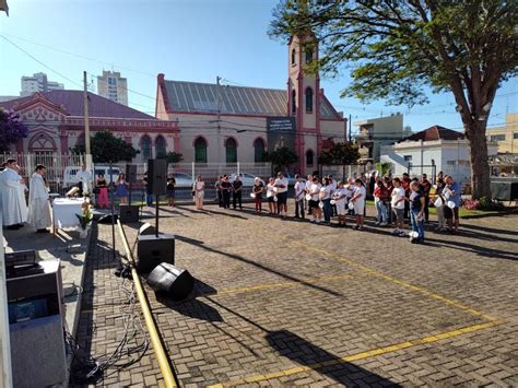 Amigos e parentes de vítimas de assassinatos pedem paz em missa em São