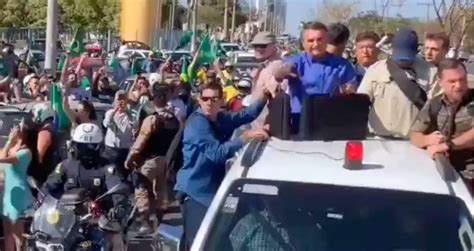 Em Montes Claros MG Bolsonaro participa de motociata leva multidão