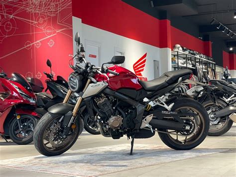 Купить новый Honda CB 650R инжектор 6 передач в Казани красный naked bike 2024 года на Авто ру