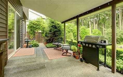 What is an Enclosed Porch? (with pictures)