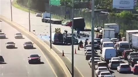 Caos De Tránsito Volcó Un Camión Con Cervezas En La Autopista Buenos Aires La Plata