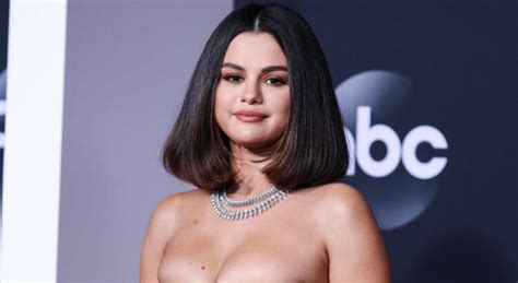 Selena Gomez ose le décolleté ultra plongeant et fait sensation