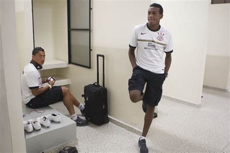 Ralf e Edenilson nos vestiários antes da partida entre Corinthians