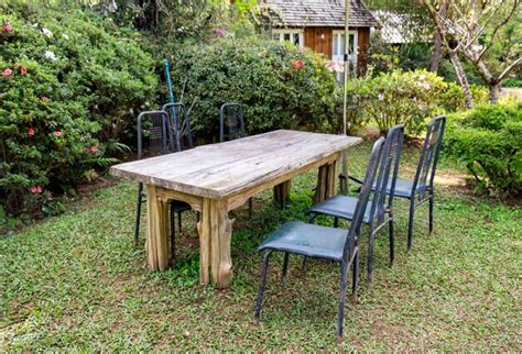 Mesa De Madera Con Sillas En Un Jard N Sombreado Foto Premium