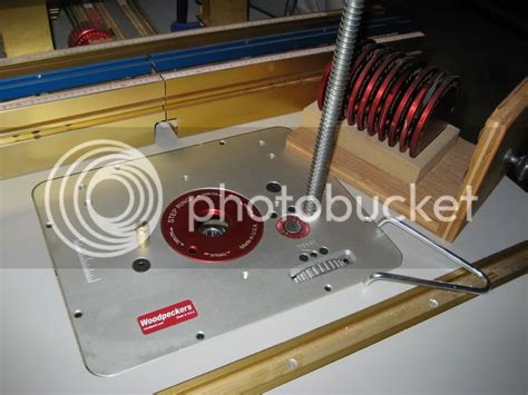 Milwaukee 5625 router in a table