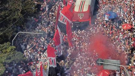 Torcida Do S O Paulo Faz Festa Na Porta Do Ct Antes De Embarque Do Time