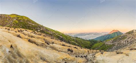 Foto panorámica del volcán Ijen o Kawah Ijen en idioma indonesio