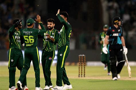 Pakistani Players Celebrated The Wicket Of New Zealand Batsman Michael