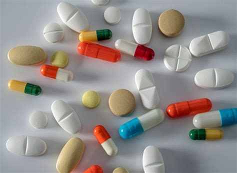 tablet  kapsul  ukuran  warna  berbeda gambar