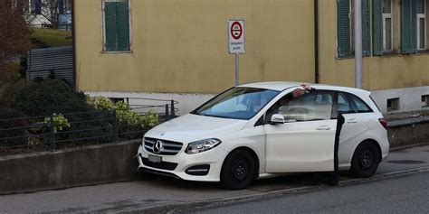 Auto F Hrt In Biene Maja Und Mauer Polizeinews