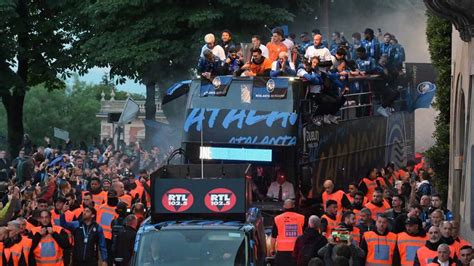 Aficionados Del Atalanta Invaden B Rgamo Para Celebrar El T Tulo De La