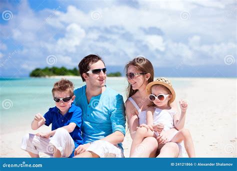 Glückliche Familie Auf Tropischem Strand Stockfoto Bild von zicklein