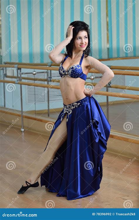 Belle Femme Dans La Danse Arabe De Pose De Costume Orientale Ou De