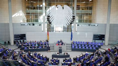 Gro E Mehrheit Bundestag Votiert F R Lieferung Schwerer Waffen An Ukraine