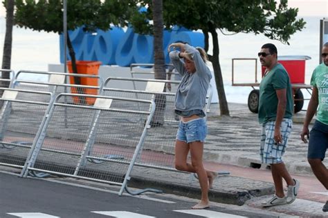 Ego Gisele Bündchen Esbanja Alegria Em Praia Do Rio Que Felicidade