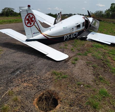 Avião perde trem de pouso ao cair em buraco durante aterrissagem em