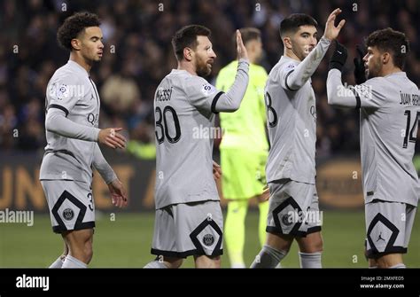 Lionel Messi Du Psg Célèbre Son But Avec Warren Zaïre Emery Carlos