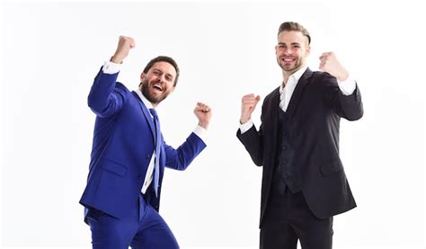 Los Hombres Felices Emocionales Celebran Un Trato Rentable Lanzar